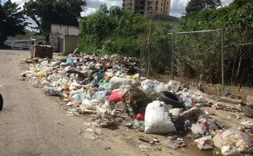 Excess of waste on Baruta's streets. Image by Lila Franco.&nbsp;Venezuela, 2017.
