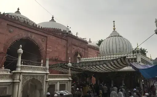 The dargah of 14th-century Sufi saint Nizamuddin Auliya in New Delhi. Image by Nikhil Mandalaparthy. India, 2019.