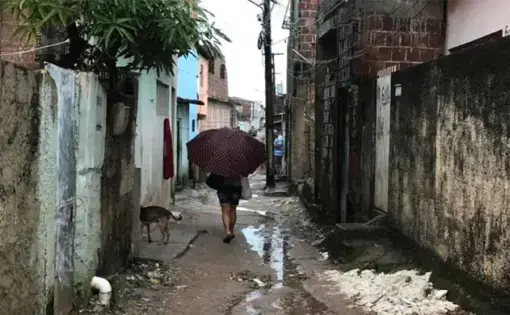 Bairro na periferia de Recife, Pernambuco onde Mylene Helena dos Santos Ferreira, 23 anos, mora com seus três filhos incluindo seu mais novo, nascido em agosto de 2015, com a Síndrome Congênita da Zika.&nbsp;Foto por Poonam Daryani.&nbsp;Brasil, 2017.