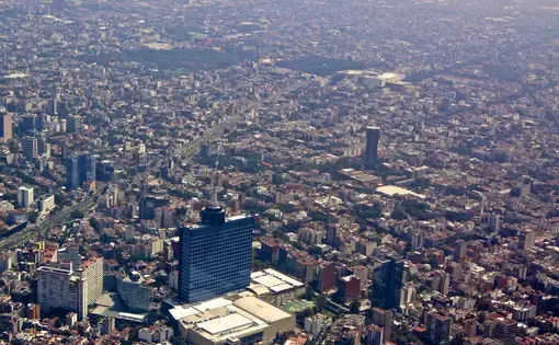 Ariel view of Mexico City and the World Trade Center Mexico City. Image by Isabel Izek. Mexico, 2016.