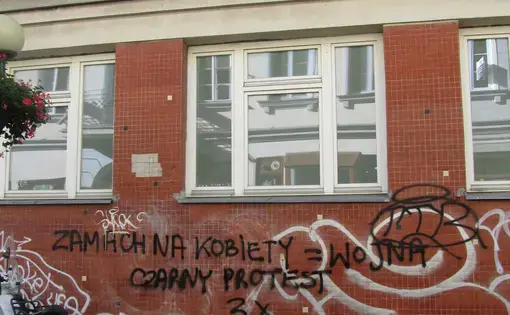 Graffiti in support of 2016 protests against anti-abortion laws in Warsaw. Image by Alex Cocotas. Poland, 2017.