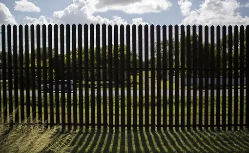The border fence along Oklahoma Ave. in Brownsville on Aug. 11, 2017. Image by&nbsp;Martin do Nascimento. United States, 2017.