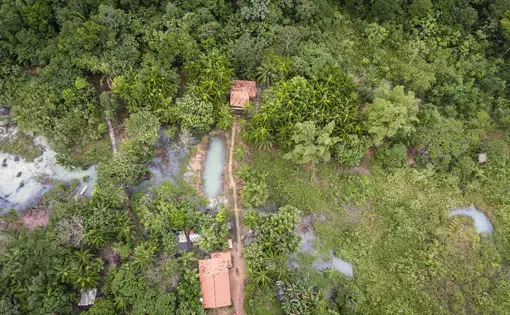 A contaminated lake adjacent to the Hydro Norsk operation in Barcarena. A recent investigation identified multiple cases of unauthorized waste being emitted from the company’s aluminum processing facilities. Image by Cícero Pedrosa Neto. Brazil, undated.