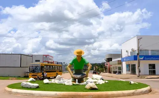 In Novo Progresso, a city in Pará that survives on gold mining, a monument honoring "garimpeiros" (small-scale gold prospectors) has been erected—despite the impacts that this kind of extractive activity, which uses mercury, can have on the environment. Image by Melissa Chan. Brazil, 2019.