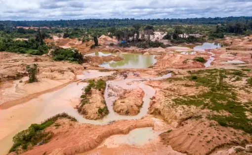 Vista aérea da área desmatada da floresta tropical amazônica causada por atividades ilegais de mineração no Brasil. Imagem de Shutterstock. Brasil, data desconhecida.