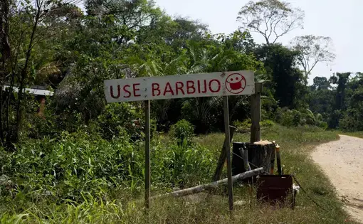 Un letrero en Bia Recuaté que dice Use Barbijo