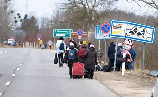 Ukraine refugees flee to Hungary