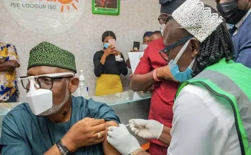 Rotimi Akeredolu receiving COVID-19 vaccine