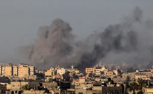 Smoke rises after an Israeli air strike on the city of Khan Yunis in the southern Gaza Strip, January 15, 2024. Image by Anas-Mohammed/Shutterstock.