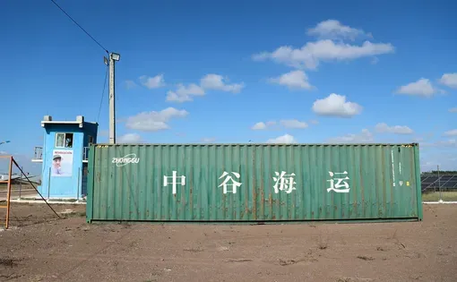 Shipping container with Chinese charactes