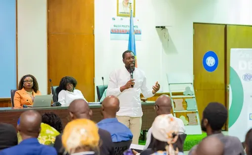 Présentation de l’annuaire des métiers verts par M. Idriss Mufuka, Directeur de formation à l’INPP. Image par ONGd 100 Jeunes pour le développement.