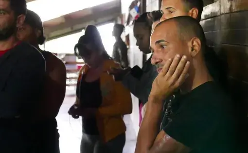 Cuban migrants stranded in Panama talk to journalists at the camp where they are housed in Gualaca in the western province of Chiriquí. Image by José A. Iglesias. Panama, 2017.