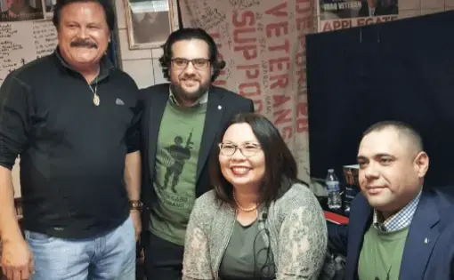 (de izquierda a derecha) Presidente de LULAC Domingo García, Carlos Luna, la senadora Tammy Duckworth, y Miguel Pérez Jr. en la Casa de Apoyo para Veteranos Deportados en Tijuana. Foto cortesía de Carlos Luna.