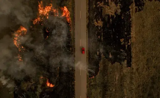 On BR-364 that connects Rio Branco to Seine Madureira, in Acre, it is not difficult to find fires that eventually spread to the forest. Image by Marcio Pimenta. Brazil, 2019.