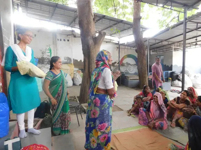 One rag-picker expresses her gratitude for the gifted sari. Image by Ambar Castillo.&nbsp;India, 2017.
