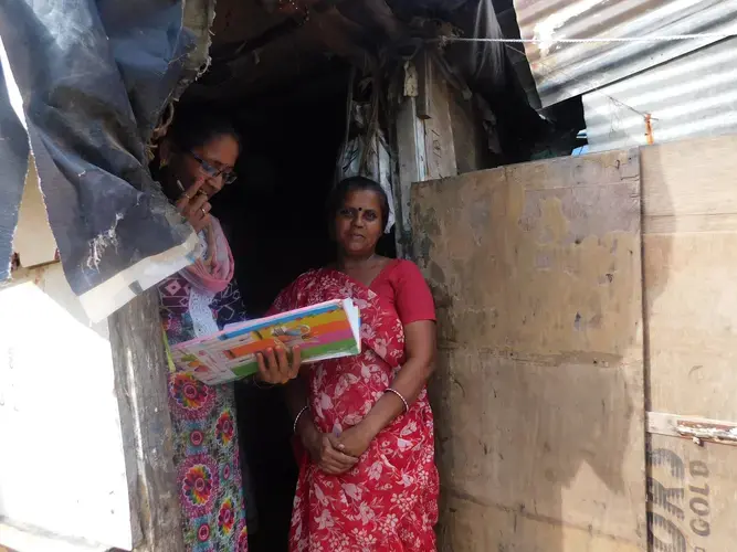 Health worker Modi Niven visits a woman from the local slum. Image by Ambar Castillo.&nbsp;India, 2017.