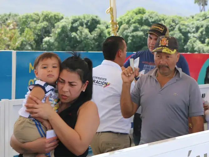 People crossing the border from Venezuela&nbsp;into Cúcuta, Colombia. Image by Patrick Ammerman. Colombia, 2019.