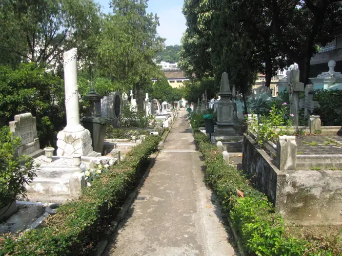 One of the many walkways located at the Cemiterio Sao Miguel de Arcanjo. Image by&nbsp;Bruno Beidacki. Macau, 2017.