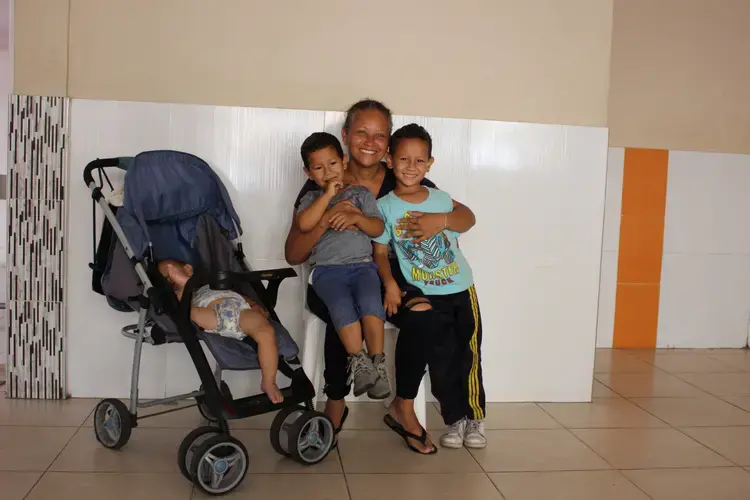 Venezia poses with her three children at&nbsp;Centro de Migraciones, a shelter run by Mision Scalabrini.&nbsp;Image by Mariana Rivas. Colombia, 2019.