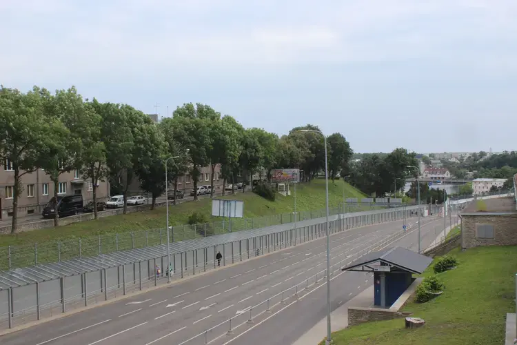 Russians cross the border from and to Narva, Estonia.&nbsp;Image by Hani Zaitoun. Estonia, 2019.