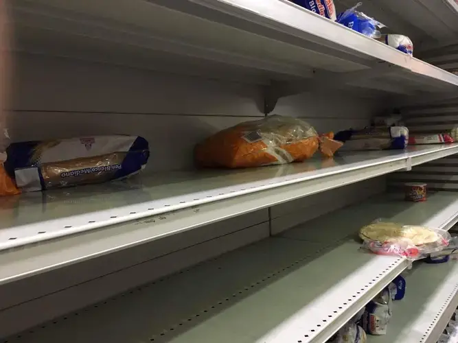 Empty food shelves inside Plaza Supermarket. Image by María González.&nbsp;Venezuela, 2017.