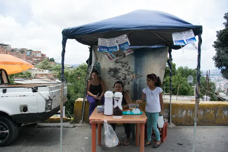 A woman sells coffee by the side of the street. Image&nbsp;by Horacio Siciliano.&nbsp;Venezuela, 2017.