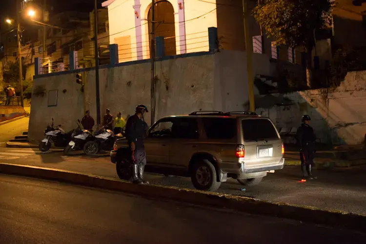 Common security checkpoint of the PNB (Venezuela's national police force) in&nbsp;the middle of the street in El Hatillo. Image by Horacio Siciliano. Venezuela, 2017.