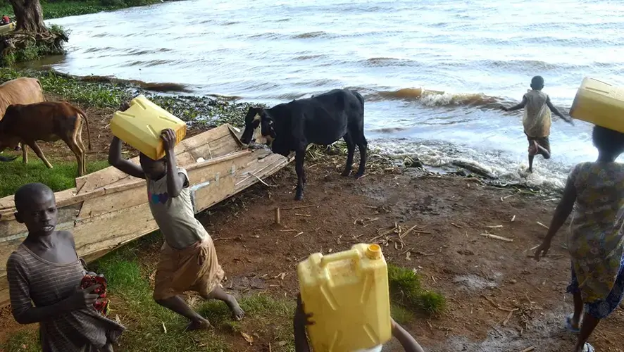 Children bringing in water at Nakalanga Landing Site. Image by&nbsp;Fredrick Mugira and Annika McGinnis. Uganda, undated.