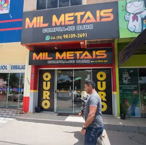 Gold trading shops are in abundance in Novo Progresso, where 5,000 artisanal gold miners look for the precious metal using techniques that result in pollution. Image by Heriberto Araújo. Brazil, 2019.