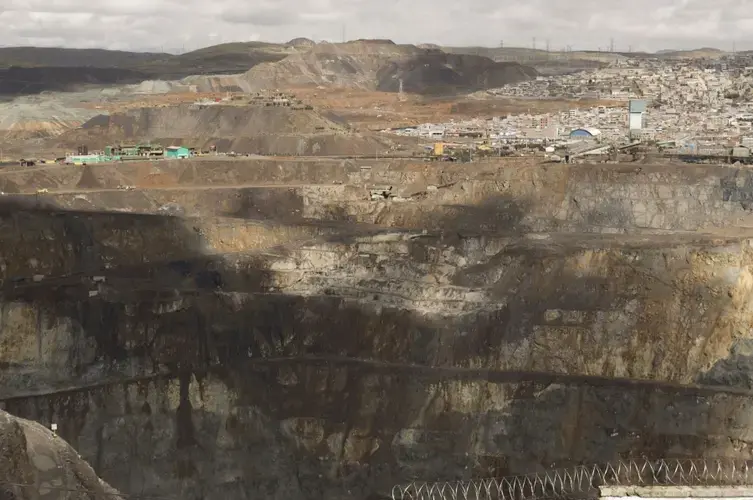 Zinc, which is the top metal mined at Cerro de Pasco and among the top five consumed worldwide, is the main ingredient of every American penny. Volcan sold US$399.6 million in 2016 —&nbsp;the bulk its total metal sales stayed in Peru (48%), which&nbsp;reported&nbsp;US$1.4 billion in zinc exports through 2016. The rest of Volcan's 2016 zinc output&nbsp;was exported to South Korea (19%), China (14%), Canada (6%) and the US (5%), according to Volcan's annual report. Image by&nbsp;Ricardo Martínez. Peru, 2017.
