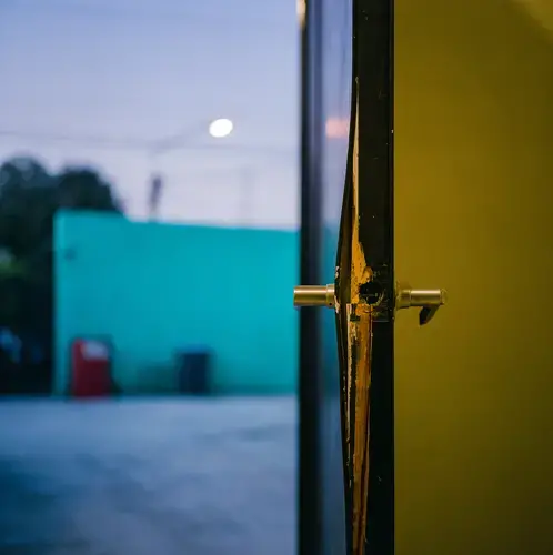 A broken door suggesting forced entry at the previous home of activist Jessica Molina.&nbsp;Image by by Christopher Lee. Mexico, 2020.
