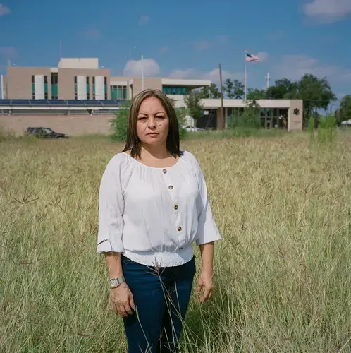Maria Elena Dominguez in front of the United States Consulate in Nuevo Laredo, Mexico.&nbsp;Image by by Christopher Lee. Mexico, 2020.