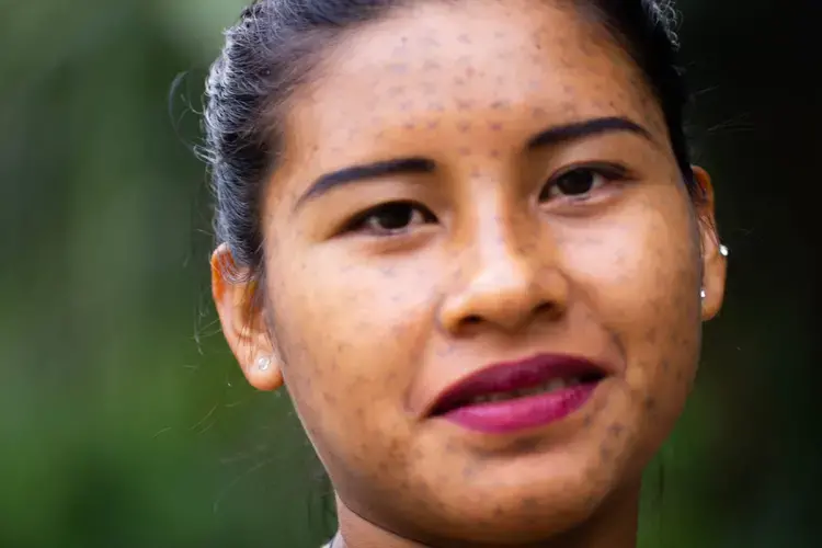 A Sateré woman. Indigenous people in Brazil have suffered a long history of extermination and exploitation. Conditions improved under the 1988 Constitution, with land rights and other civil liberties guaranteed. But indigenous communities still face racism, conflict and violence in today’s Brazil. Image by Matheus Manfredini. Brazil, 2019.