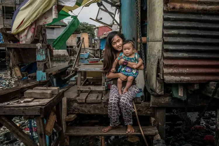 Dorana holds her baby, Hazel, who was born just a month before Dela Cruz was killed. Image by James Whitlow Delano. Philippines, 2017.
