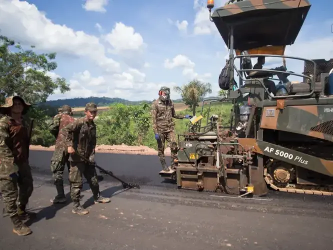 The military has been tasked with paving roads. Image by Heriberto Araújo. Brazil, 2019.