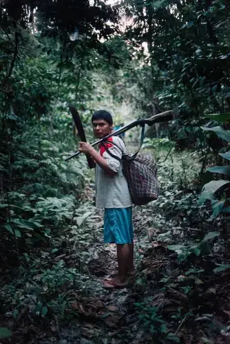 Gerardo loads the hunted meat around Piñal. Image by Manuel Seoane. Bolivia, 2019.