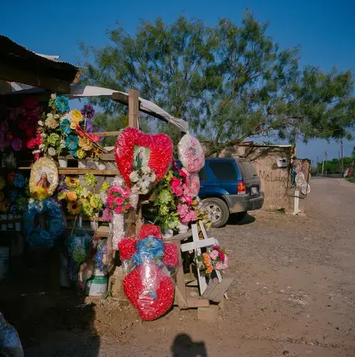 A flower stand is seen in September 2020 near the cemetery that houses the plot for Oscear Sineon Reyas Limas, who was killed by Mexican marines and whose body was found in the desert.&nbsp;Image by by Christopher Lee. Mexico, 2020.