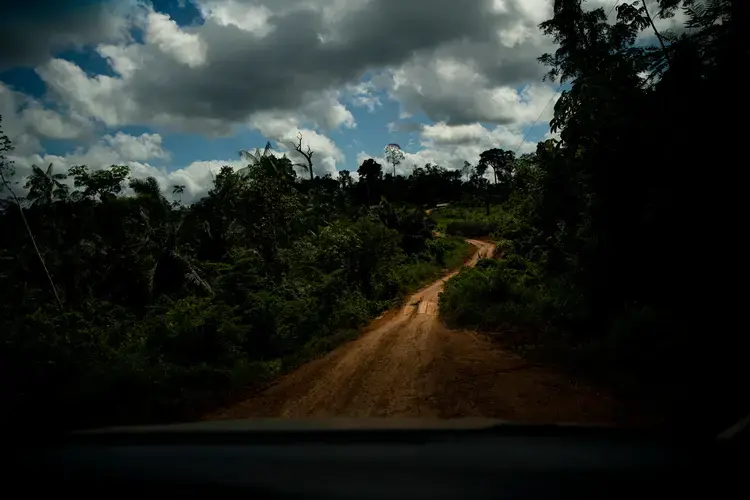 A dirt road leads through forest that has been infiltrated with so-called “invaders” on the way into the Virola Jatoba settlement in Anapu. Image by Spenser Heaps. Brazil, 2019.