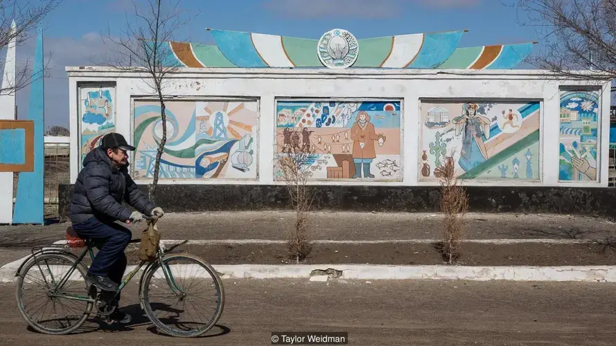 In Moynaq, Uzbekistan, which also once had a thriving fishing industry on the Aral Sea, the story has been very different. Image by Taylor Weidman. Uzbekistan, 2018. 