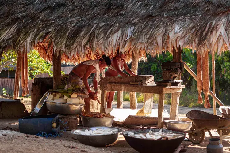 Residents preparing beiju in the indigenous village of Aldeia Santo Antônio. Image by Fred Rahal Mauro. Brazil, undated.