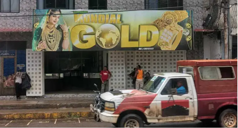 Shops that buy and sell gold dominate the town of El Callao, a miners’ enclave. Small-scale miners rarely receive the full value of the gold they mine. Image by Bram Ebus. Venezuela, 2017.