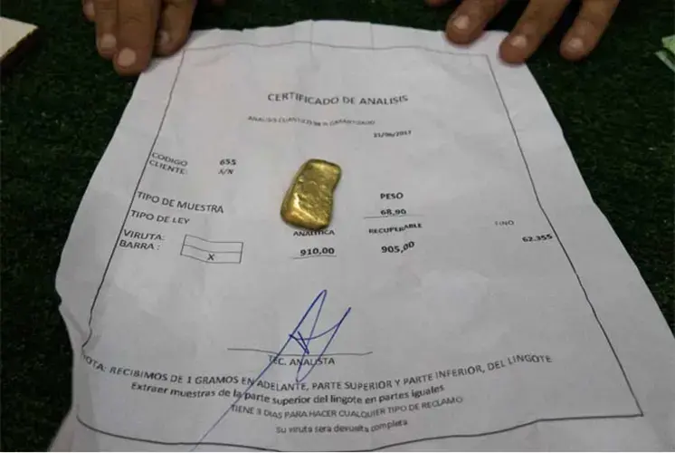 A gold trader in Tumeremo displays 68.9 grams of gold he just certified. The Orinoco Mining Arc is claimed to hold $100 billion in as yet uncertified and hidden minerals. Image by Bram Ebus. Venezuela, 2017.<br />