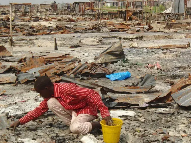 An evictee looks for valuables among the ruins of Otodo Gbame. Image by Saheed Olugbon. Nigeria, 2017.