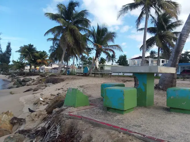 Erosion on the beach in Parcelas Suárez. Image by Kari Lydersen. Puerto Rico, 2019.
