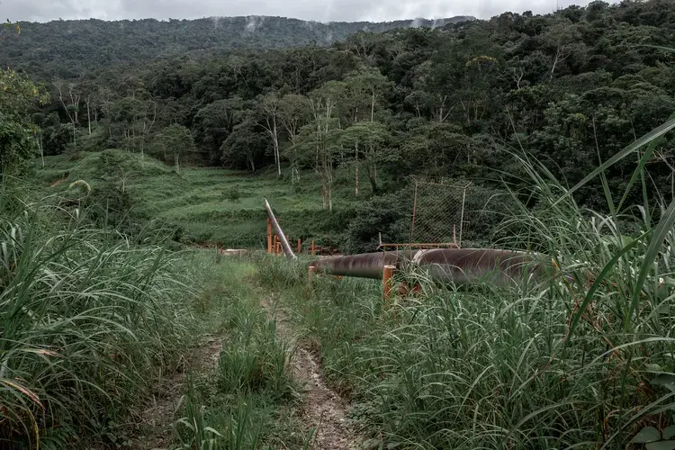 A section of the Oleoducto Norperuano pipeline, which runs 1,106 kilometers from the rainforest to the Pacific Ocean. Image by Marcio Pimenta. Peru, 2019.