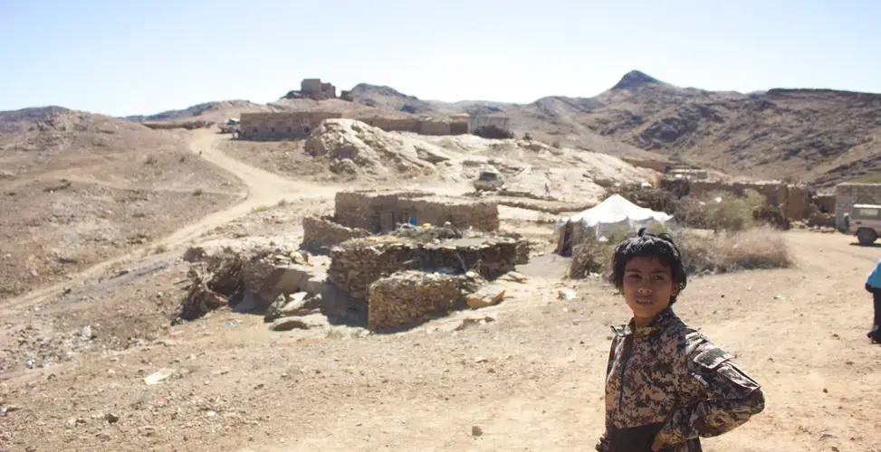 A boy stands in the village of al Ghayil in Yemen where U.S. Navy SEALs, attack helicopters, and drones launched an operation on January 29. Image by Iona Craig. Yemen, 2017.&nbsp;
