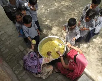 http://pulitzercenter.org/sites/pulitzercenter.org/files/styles/slideshow/public/04-09-15/serving_kids2.jpg.webp?itok=rLFDX6Zb