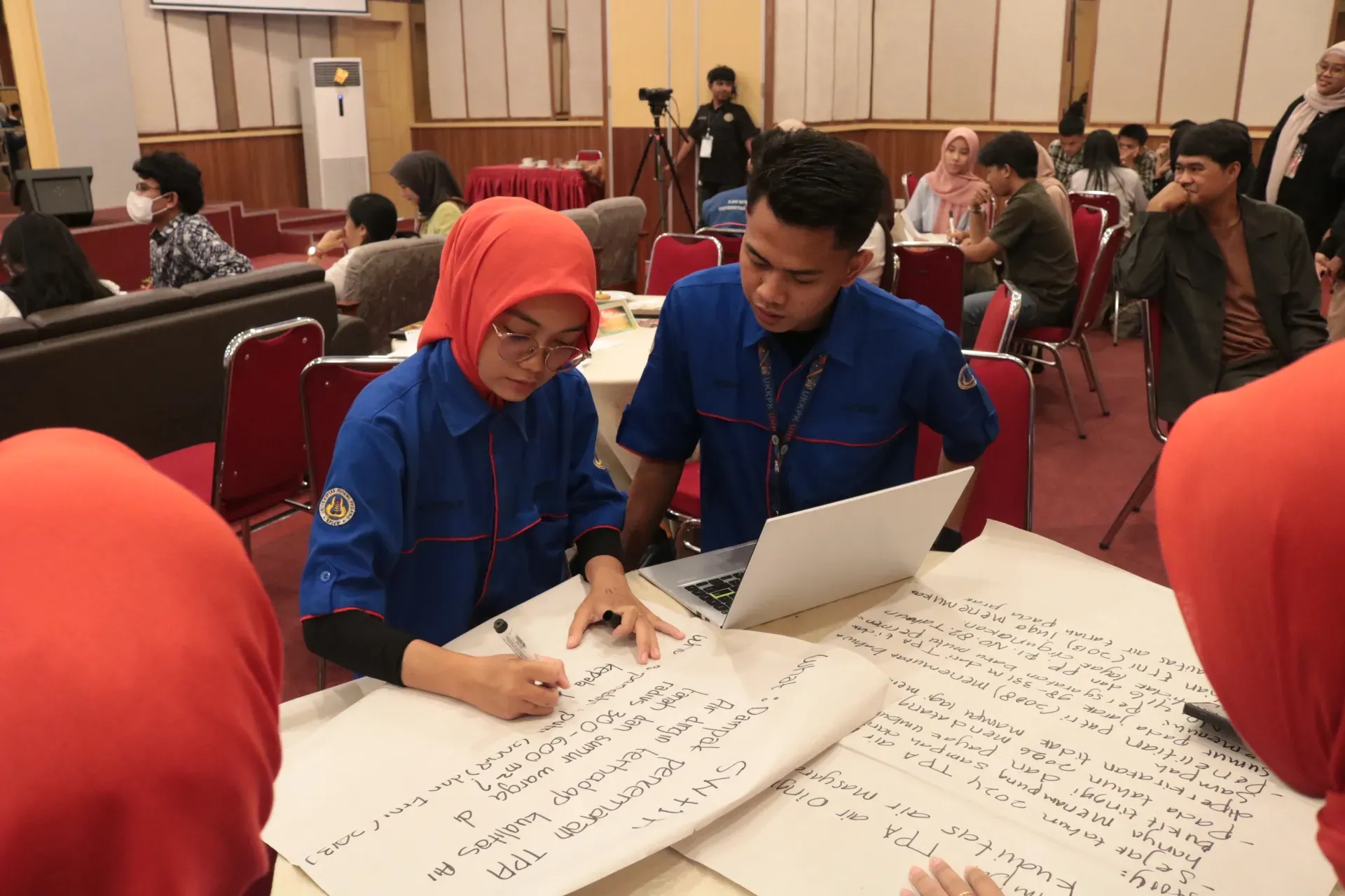 Students write down their writing plan before the final  presentation
