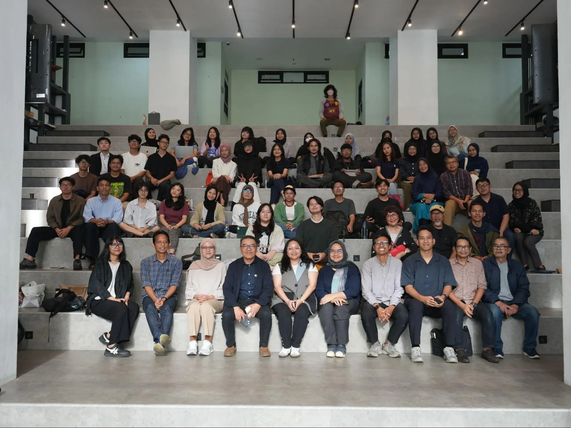 ITB students along with Pulitzer Center’s team and ITB faculty member. Image by School of Arts and Design, ITB, Indonesia, 2025