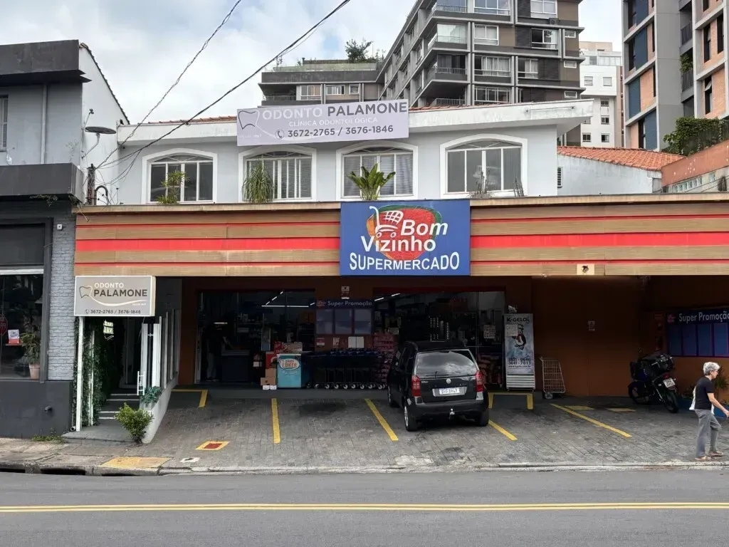 Sobre o supermercado fica a clínica odontológica indicada como sede da gestora de data centers Core-One (Foto: Laís Martins)